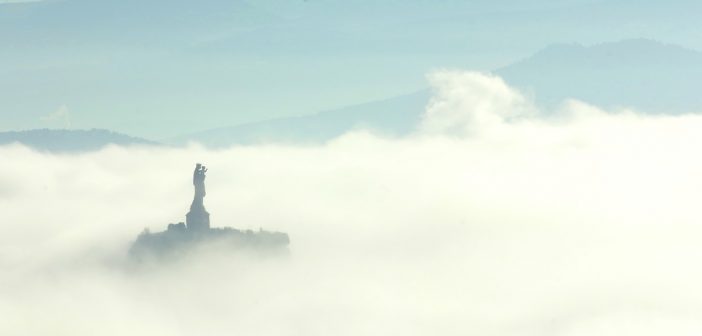 Statue Notre-Dame-de-France élergeant de la brume